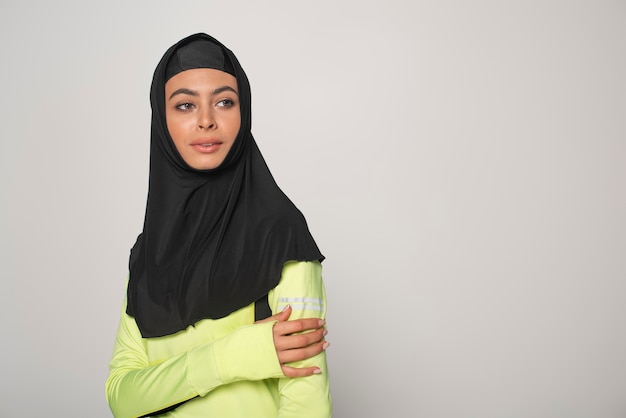 Foto porträt einer frau mit hijab isoliert