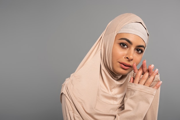 Foto porträt einer frau mit hijab isoliert