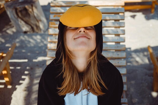 Foto porträt einer frau mit hut