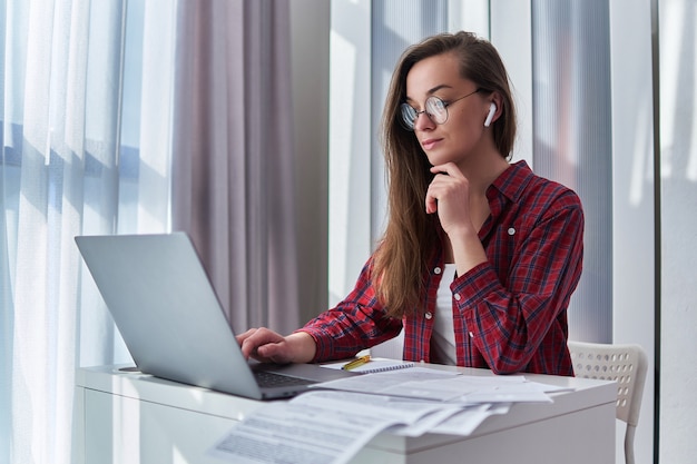 Porträt einer Frau mit ihrem Laptop