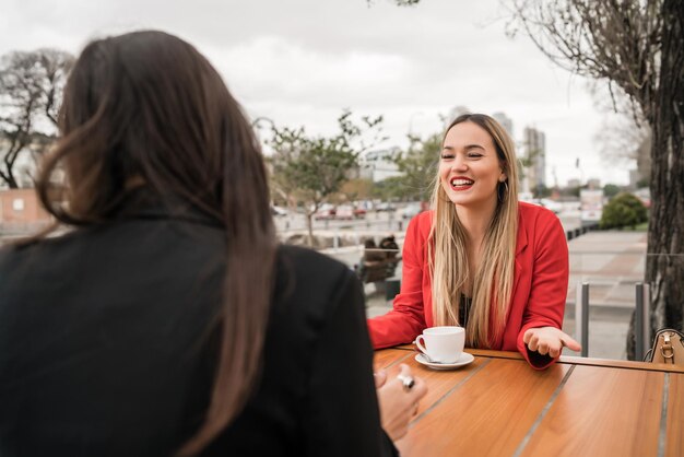 Foto porträt einer frau mit kaffee