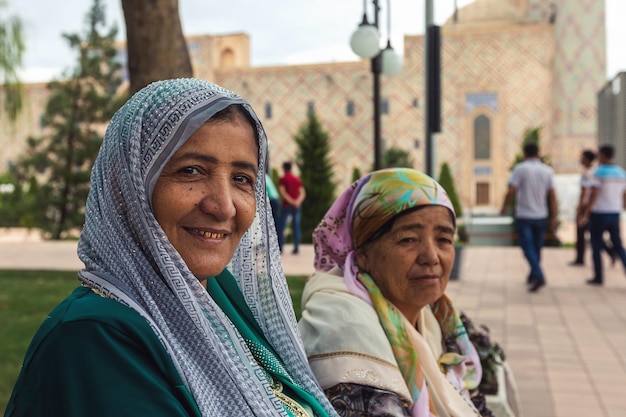 Porträt einer Frau mit Kopftuch und Goldzähnen aus Usbekistan