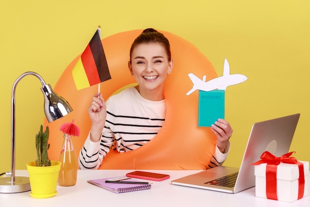 Foto porträt einer frau mit laptop auf dem tisch