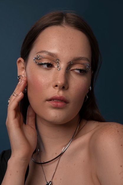 Porträt einer Frau mit Schmuck-Make-up