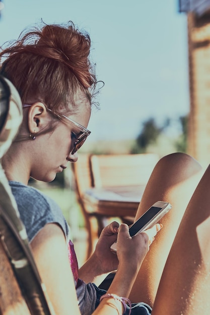 Porträt einer Frau mit Smartphone