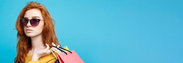 Foto porträt einer frau mit sonnenbrille auf blauem hintergrund