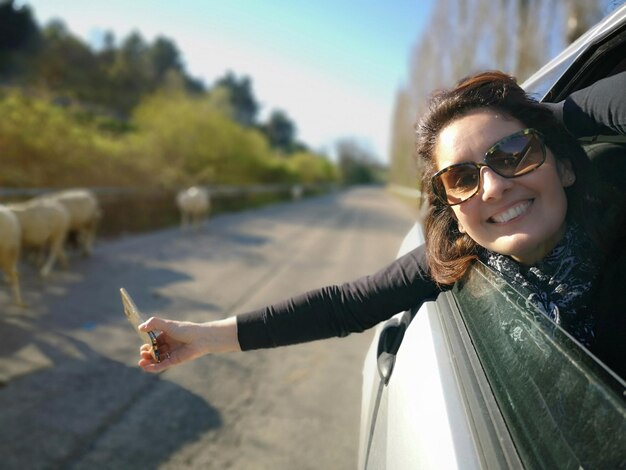 Foto porträt einer frau mit sonnenbrille im auto