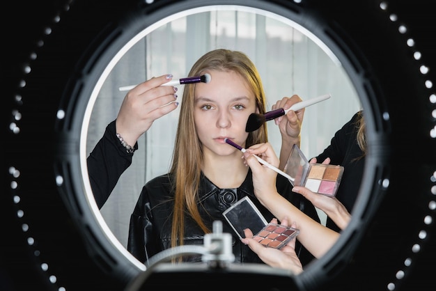 Foto porträt einer frau mit spiegelbild