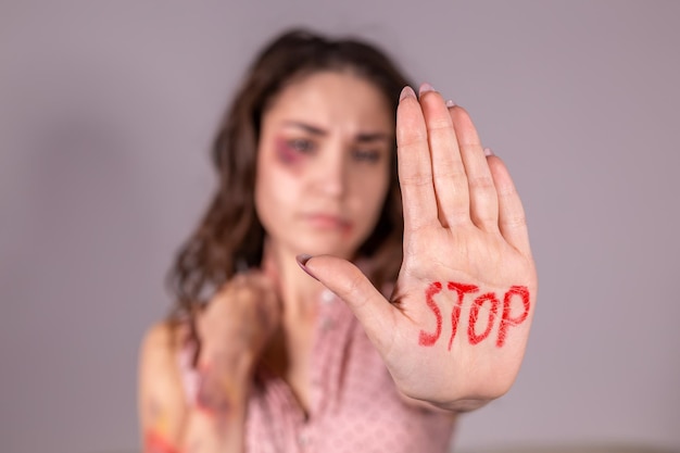 Foto porträt einer frau mit text auf grauem hintergrund