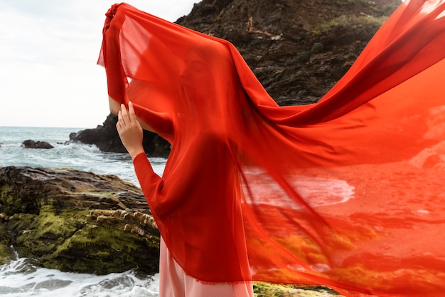 Foto porträt einer frau mit verschleiertem gesicht am strand