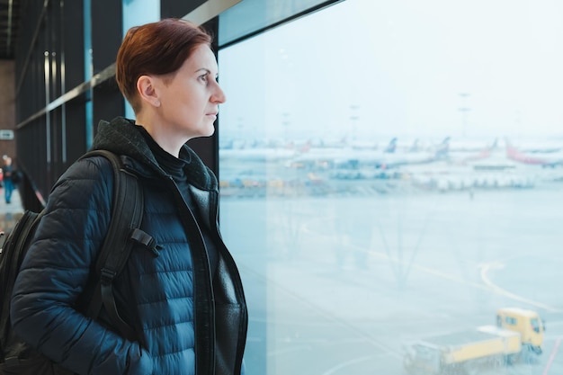 Porträt einer Frau mittleren Alters, die am Handy spricht