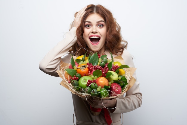 Porträt einer Frau Spaß posiert Obst Bouquet Vitamine isoliert Hintergrund