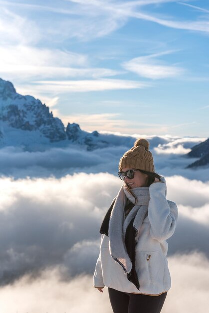 Foto porträt einer frau vor einer atemberaubenden alpinen landschaft mit schneebedeckten bergen