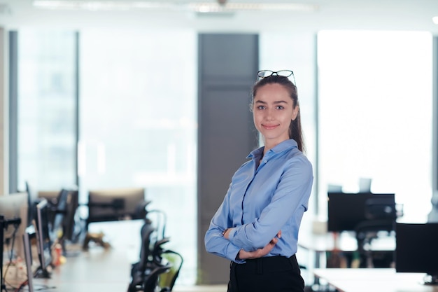 Porträt einer Freiberuflerin, die im Coworking Space steht, selbstbewusste Geschäftsfrau, die in die Kamera blickt