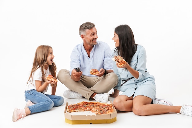 Porträt einer freudigen Familie, die Pizza isst