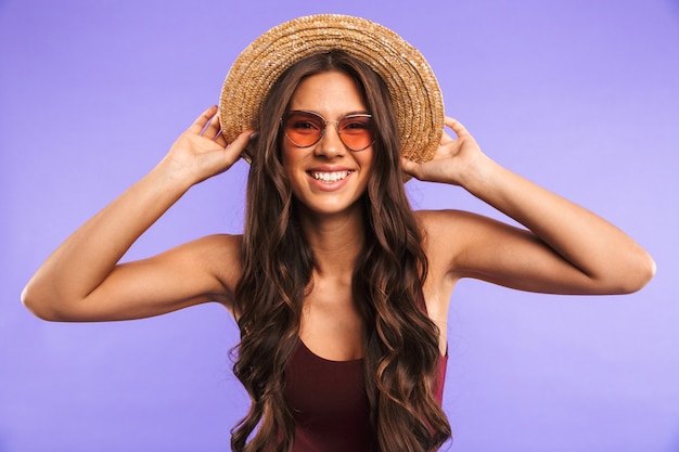 Porträt einer fröhlichen jungen Frau in der Sonnenbrille