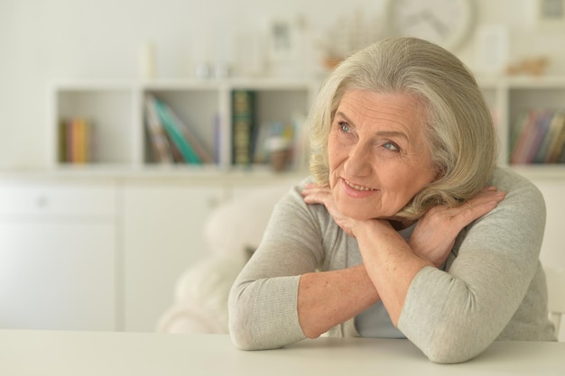 Porträt einer glücklichen älteren Frau, die zu Hause posiert