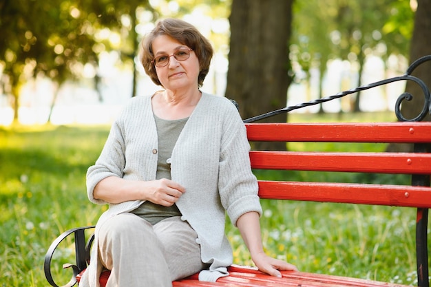 Porträt einer glücklichen älteren Frau im Sommerpark
