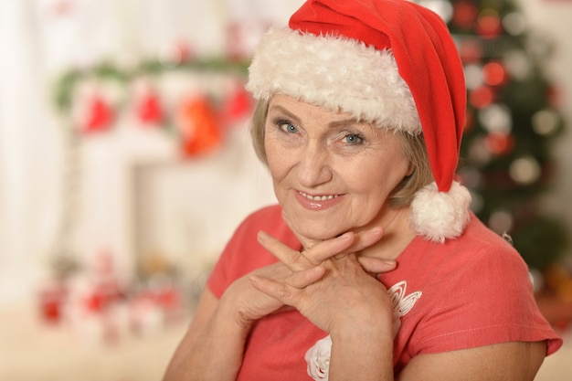 Porträt einer glücklichen älteren Frau mit Geschenken