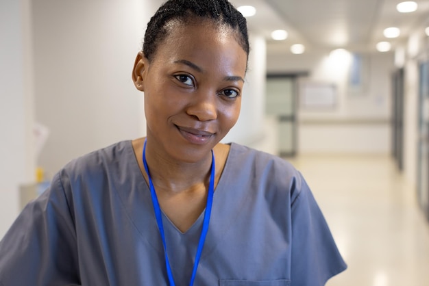 Foto porträt einer glücklichen afroamerikanischen ärztin im krankenhauskorridor