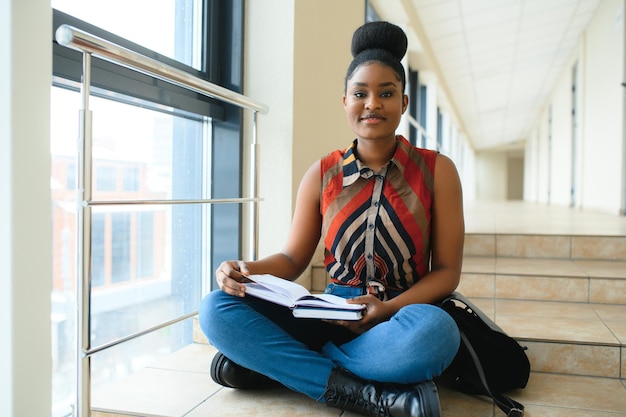 Porträt einer glücklichen afroamerikanischen College-Studentin