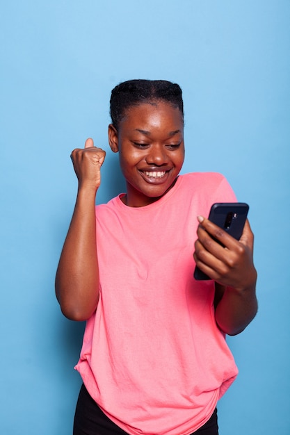 Porträt einer glücklichen afroamerikanischen jungen Frau erhielt eine Nachricht von einem Freund
