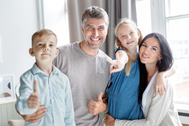 Porträt einer glücklichen Familie am Fenster