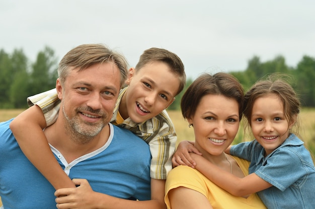 Porträt einer glücklichen Familie am Sommerfeld