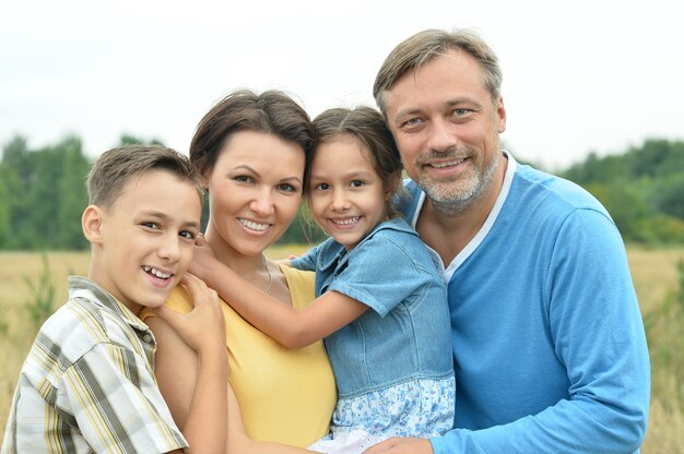Porträt einer glücklichen Familie am Sommerfeld