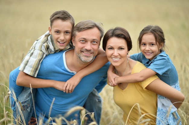 Porträt einer glücklichen Familie am Sommerfeld