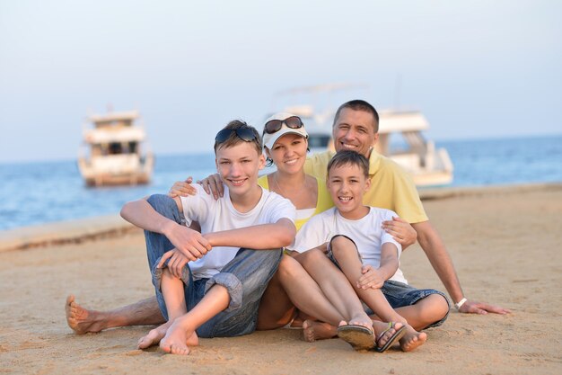 Porträt einer glücklichen Familie am Strand im Sommer