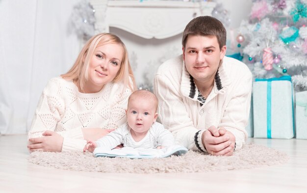 Porträt einer glücklichen Familie am Weihnachtsabend