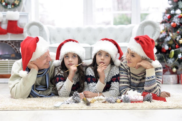 Porträt einer glücklichen Familie, die sich auf Weihnachten vorbereitet