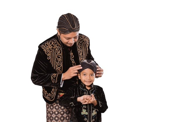 Porträt einer glücklichen Familie, die traditionelle javanische Kleidung trägt