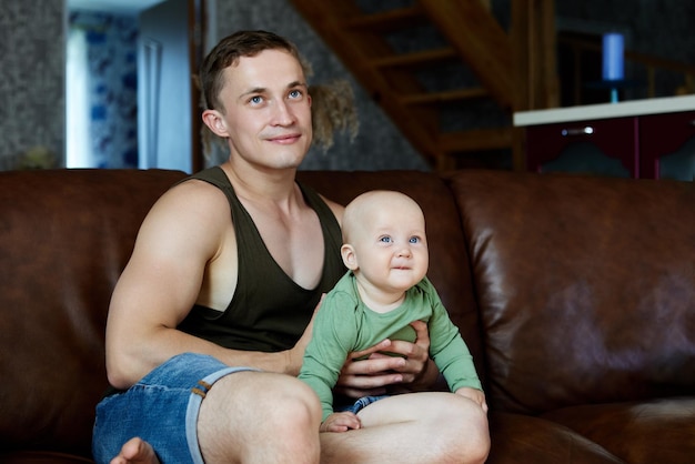 Foto porträt einer glücklichen familie, die zu hause sitzt