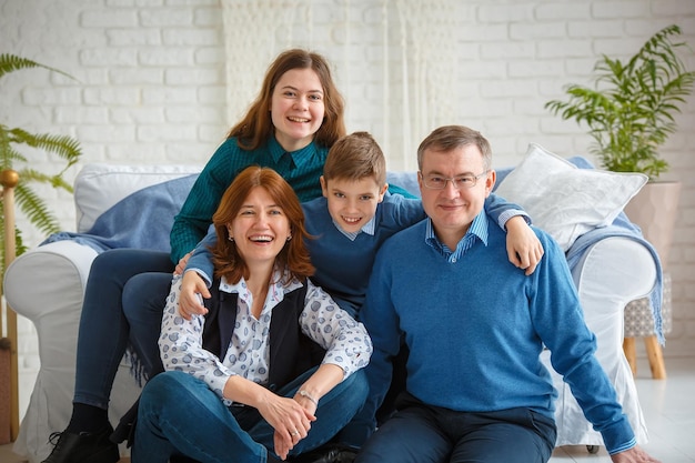 Porträt einer glücklichen Familie, die zu Hause sitzt