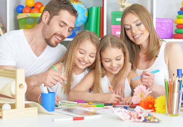 Porträt einer glücklichen Familie, die zusammen malt