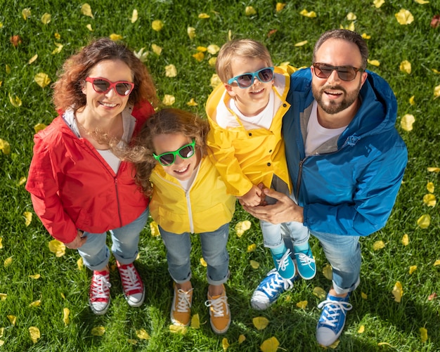 Porträt einer glücklichen Familie im Freien, Vater, Mutter, Tochter und Sohn, die Spaß im Herbstpark haben?