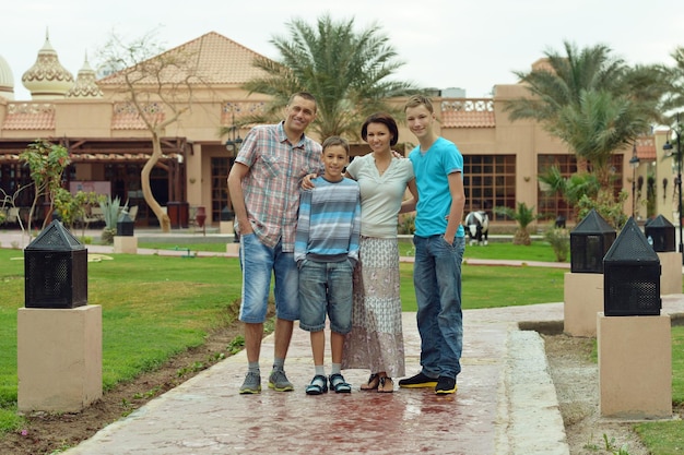 Porträt einer glücklichen Familie im Resort