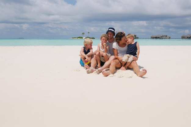 Porträt einer glücklichen Familie im Sommerurlaub am Strand