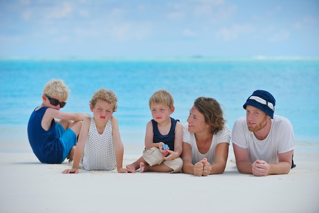 Porträt einer glücklichen Familie im Sommerurlaub am Strand