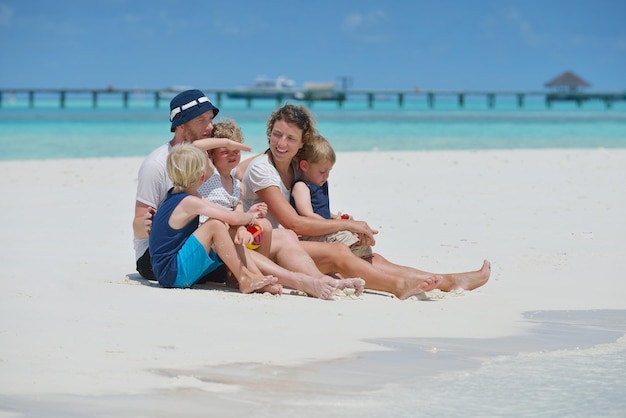 Porträt einer glücklichen Familie im Sommerurlaub am Strand