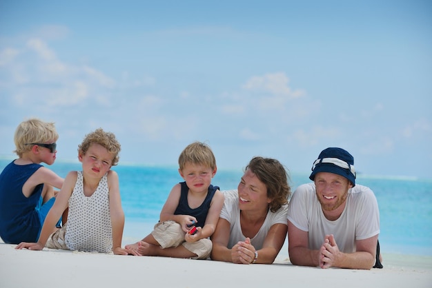 Porträt einer glücklichen Familie im Sommerurlaub am Strand