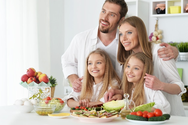 Porträt einer glücklichen Familie in der Küche