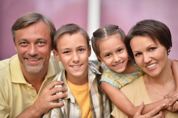 Porträt einer glücklichen Familie mit Kindern im Hintergrund