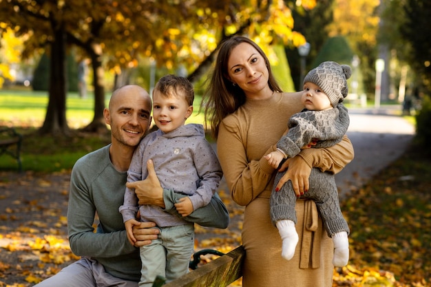 Porträt einer glücklichen Familie mit Kindern in einem Park in einem goldenen Herbst