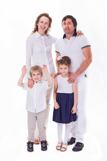 Porträt einer glücklichen Familie mit zwei Kindern. Auf weißer Wand isoliert