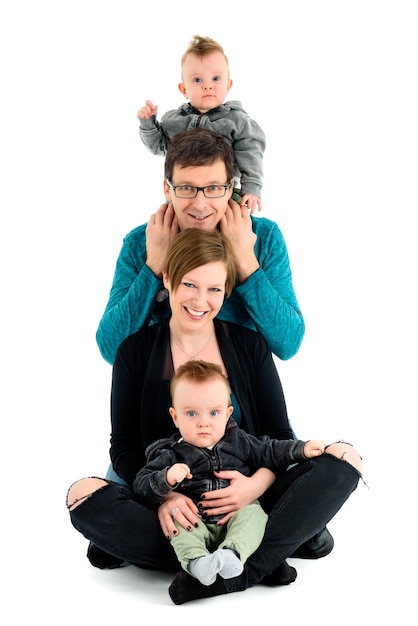Porträt einer glücklichen Familie vor weißem Hintergrund