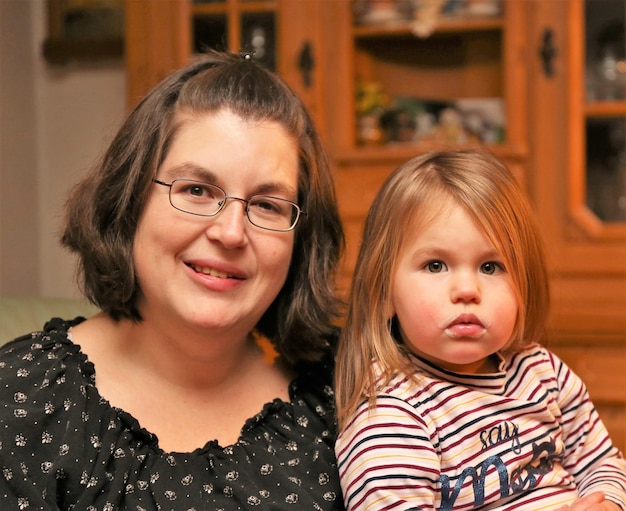 Foto porträt einer glücklichen familie zu hause