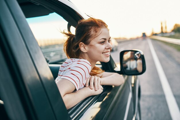 Foto porträt einer glücklichen frau, die in einem auto sitzt